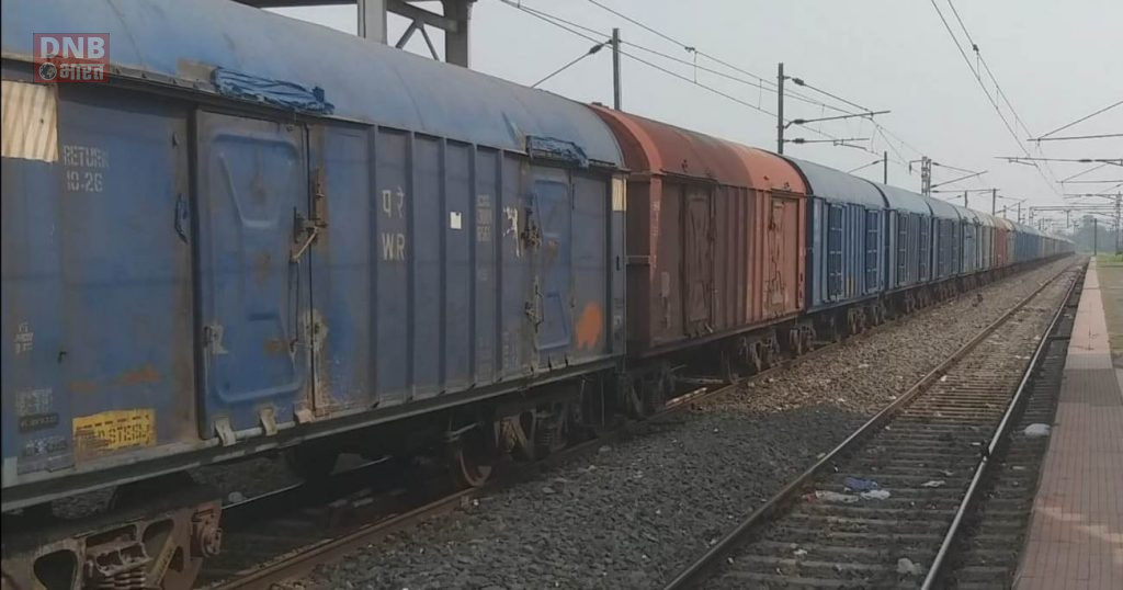 चलती मालगाड़ी से चोरो ने की 13 पैकेट दाल की बोरी चोरी,रेल पुलिस ने 13 पैकेट दाल का बोरी के साथ एक चोर को किया गिरफ्तार 2