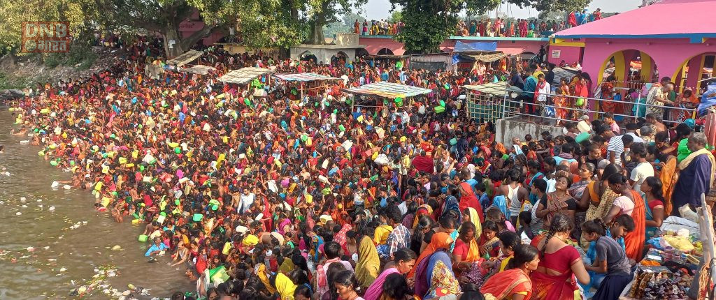 सूर्य ग्रहण खत्म होने के बाद झमटिया गंगा घाट पर स्नान के लिए उमड़ी श्रद्धालुओ की भीड़ 2