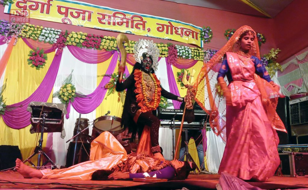 दुर्गा पूजा समिति गोधना के द्वारा आयोजित त्रिदिवसीय सांस्कृतिक महोत्सव के दूसरे दिन विशाल भव्य देवी जागरण और शानदार झांकियों की प्रस्तुति देख रात भर झूमते श्रोता 4