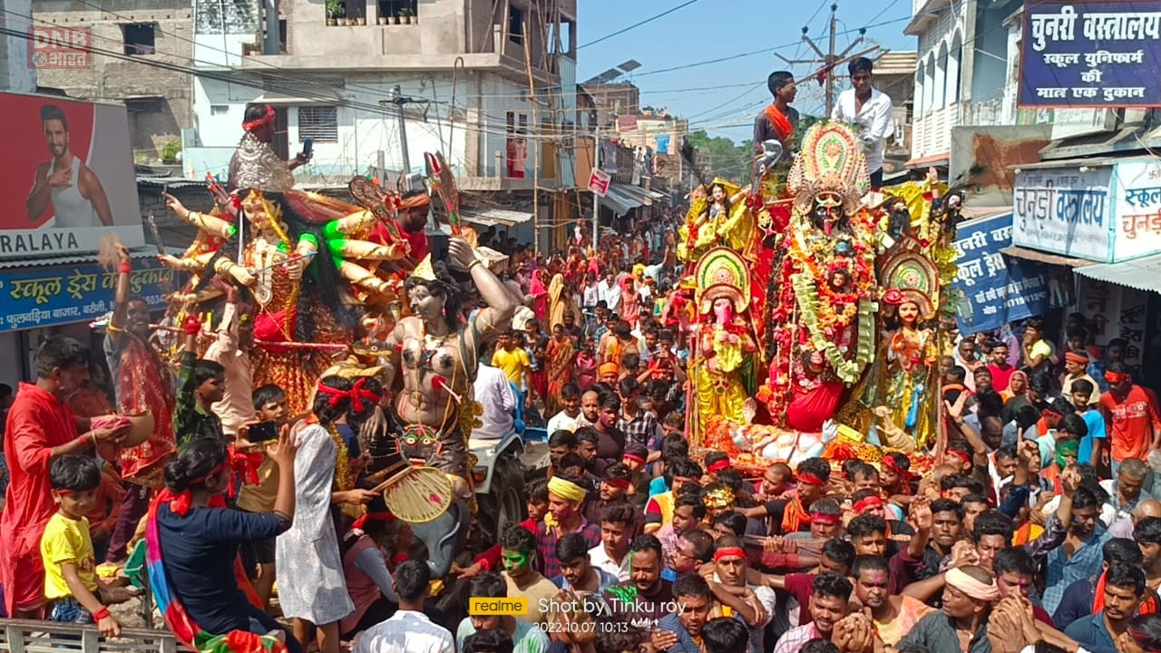 शोकहारा की काली मैया को कंधे पर विसर्जन के लिए ले जाने की है परंपरा 2