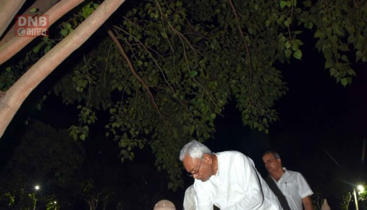 सीएम ने अपने आवास में मनाई दिवाली, खुद दिया जलाकर परिसर में हर जगह रखा 2