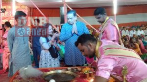 सिमरिया गंगा महाआरती में शामिल हुए अमेरिका से आए विख्यात चिकित्सक दंपती डाॅ अनिल एवं रागिनी 3