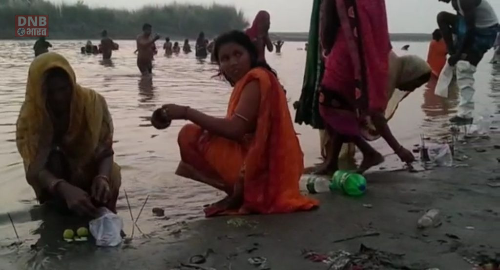 खगड़िया में नहाय खाय को लेकर गंगा तट पर छठ व्रती ने किया गंगा स्नान 2