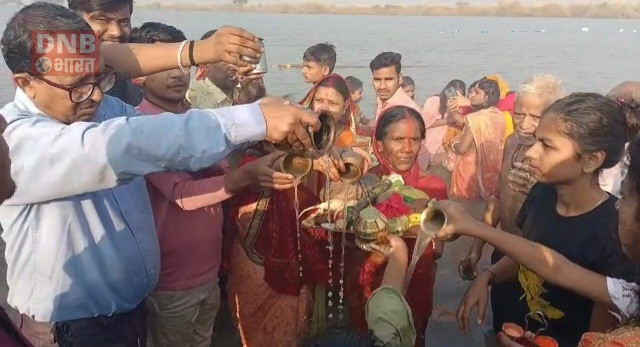 उदयीमान सूर्य को अर्घ देनें के साथ चार दिवसीय लोक आस्था का महापर्व छठ पूजा सम्पन्न 3
