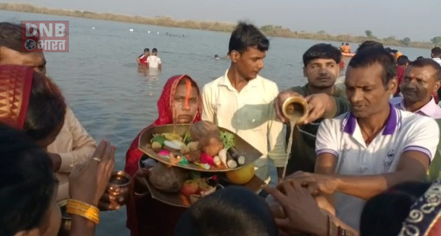 उदयीमान सूर्य को अर्घ देनें के साथ चार दिवसीय लोक आस्था का महापर्व छठ पूजा सम्पन्न 4