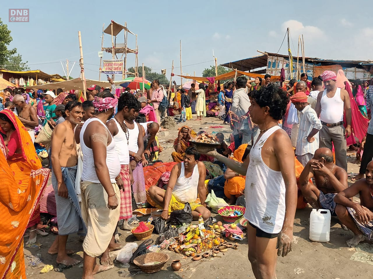 बेगूसराय सिमरिया गंगा घाट पर कार्तिक पूर्णिमा के दिन 10 घण्टे में 16 घाटों पर 2 लाख से अधिक लोगों ने किया गंगा स्नान 3