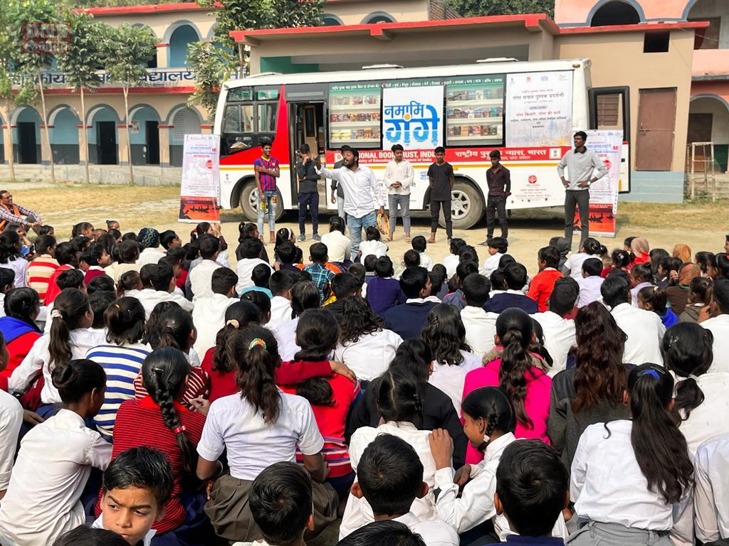 गांग पुस्तक परिक्रमा की बस दिनकर पुस्तकालय सिमरिया पहुंचा 2