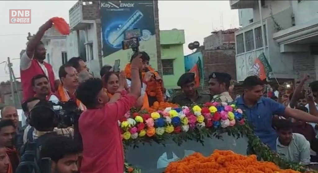 सांसद मनोज तिवारी ने गायकी के अहले अंदाज में उपचुनाव के अंतिम दिन भाजपा प्रत्याशी सोनम देवी के समर्थन में किया चुनावी सभा को संबोधित 3