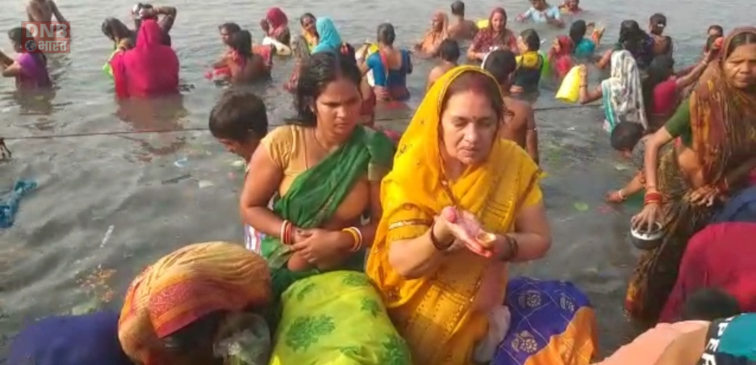 बछवाड़ा झमटिया घाट पर कार्तिक पूर्णिमा एवं चंद्र ग्रहण को लेकर गंगा स्नान को उमड़ी श्रद्धालुओं कि भारी भीड़ 3