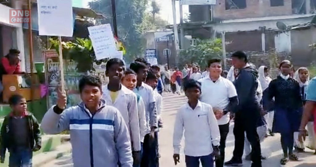 मंसूरचक प्रखंड में नशा मुक्ति दिवस पर स्कूल के छात्र छात्राओं ने निकली प्रभात फेरी 2