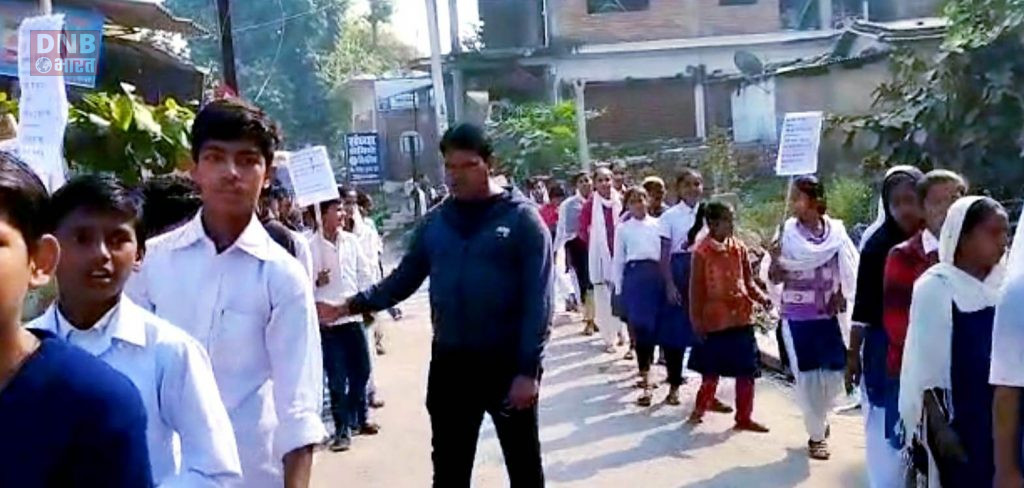 मंसूरचक प्रखंड में नशा मुक्ति दिवस पर स्कूल के छात्र छात्राओं ने निकली प्रभात फेरी 3