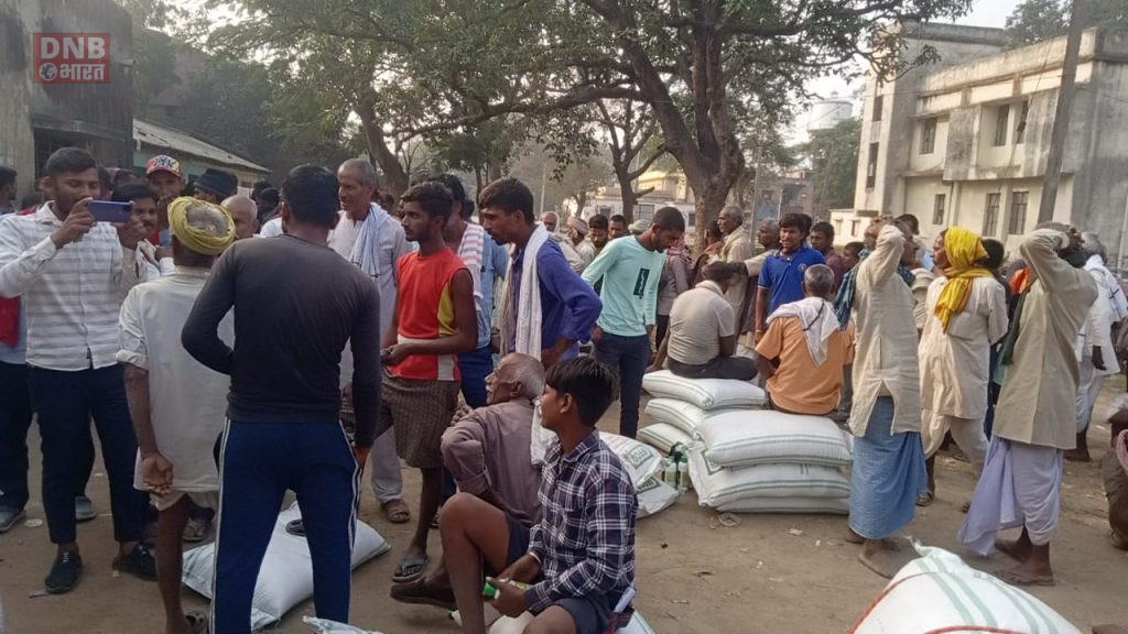 बछवाड़ा के बिस्कोमान भवन में यूरिया खाद के लिए किसानों की मारामारी 2