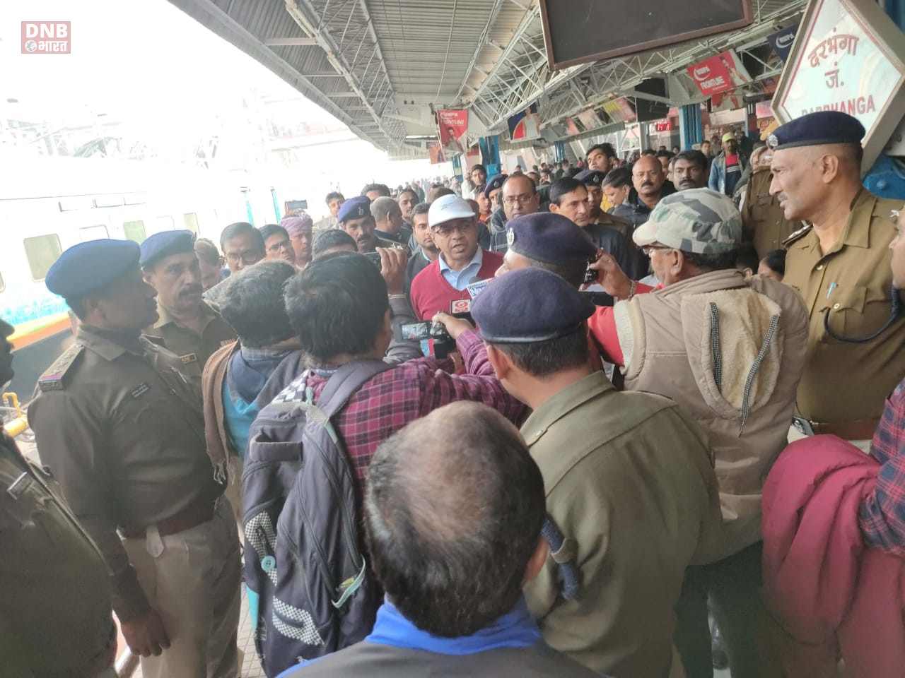 बरौनी, मोकामा, समस्तीपुर, दरभंगा स्टेशन पर यात्री सुविधा एवं संरक्षा का महाप्रबंधक अनुपम शर्मा ने लिया जायजा 2