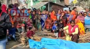 हत्यारों को फांसी सहित विभिन्न  मांगों को ले शव के साथ आक्रोशित ग्रामीण कर रहे सड़क जाम   2