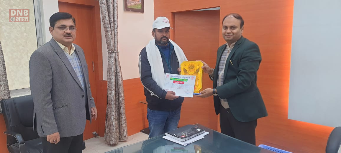 डीएम बेगूसराय ने सड़क सुरक्षा सप्ताह की लेकर सड़क सुरक्षा जागरूकता रथ को हरी झंडी दिखाकर किया रवाना 3