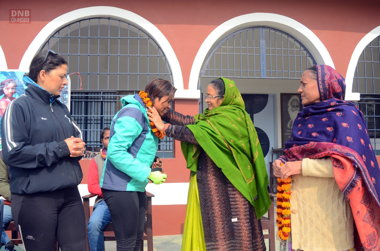 सैनिकों के सम्मान में कश्मीर से बांग्लादेश की साइकिल यात्रा पर निकली सविता पहुंची बेगूसराय, स्थानीय लोगों ने किया स्वागत 2