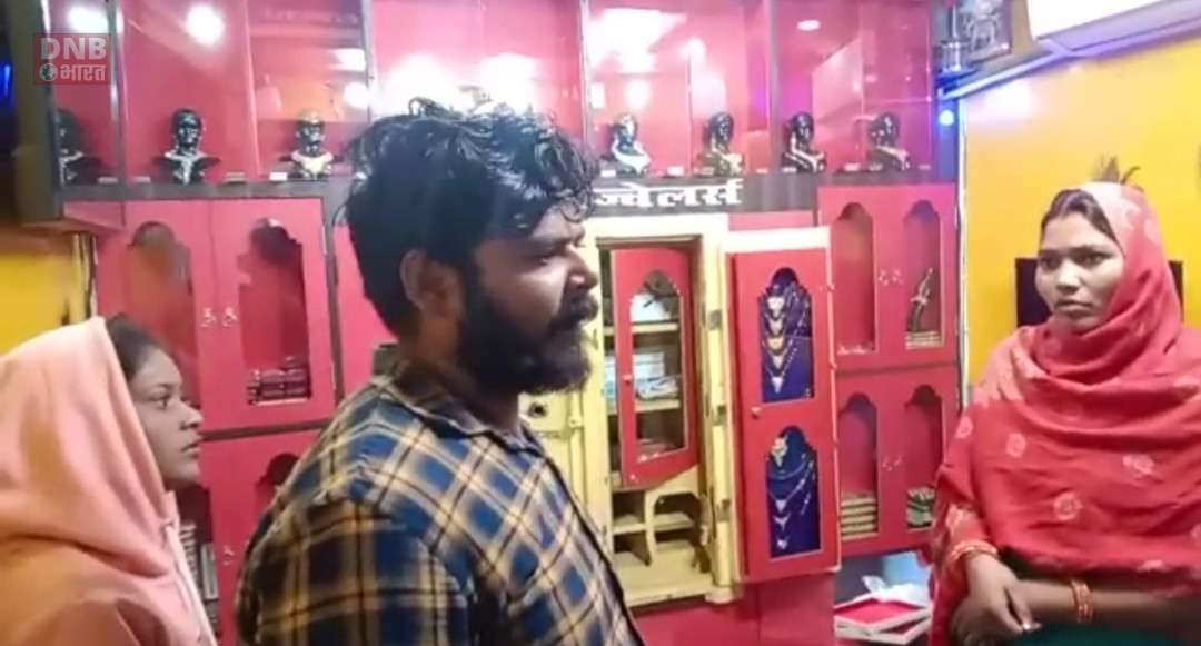 समस्तीपुर के डेकारी चौक पर देर रात अज्ञात चोरों ने सुजीत ज्वेलर्स से लाखों के ज्वेलर्स और 65 हजार नगद चोरी की घटना को दिया अंजाम 2