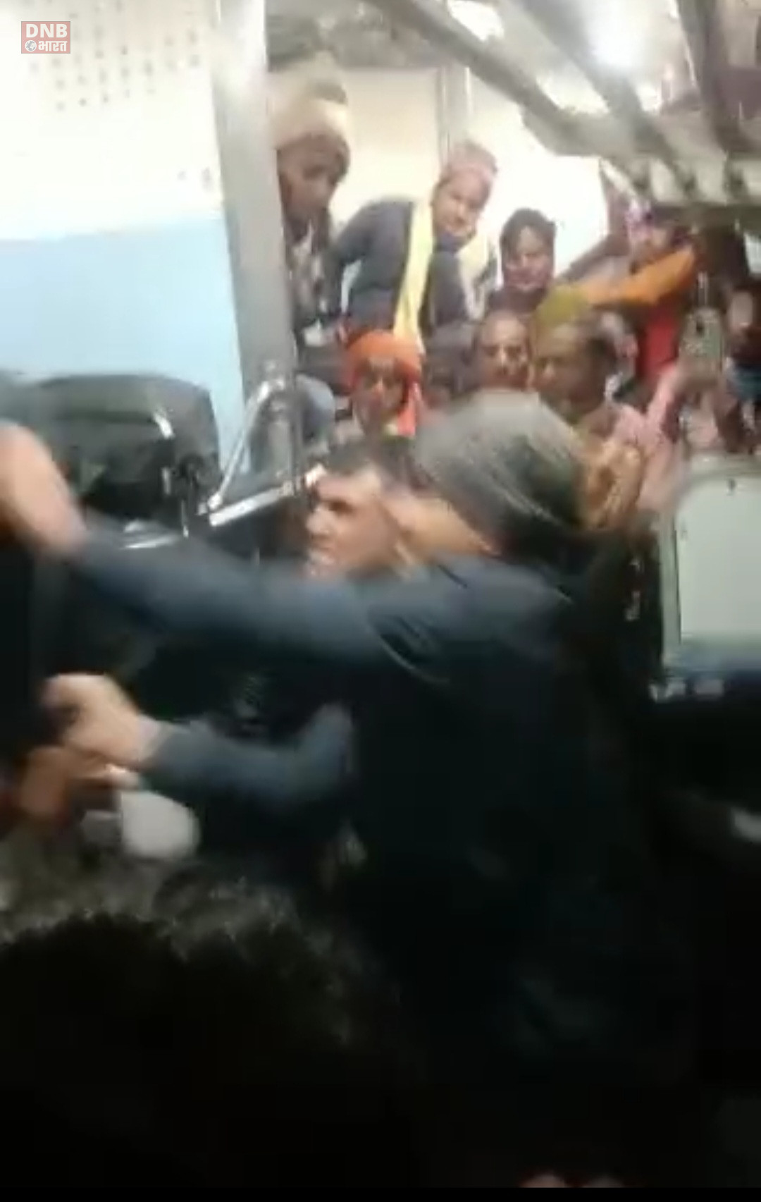 समस्तीपुर में टीटीई की दबंगई, यात्रियों के साथ मारपीट का विडियो सोशल मीडिया पर वायरल, टीटीई पर हुई विभागीय कार्यवाई 2