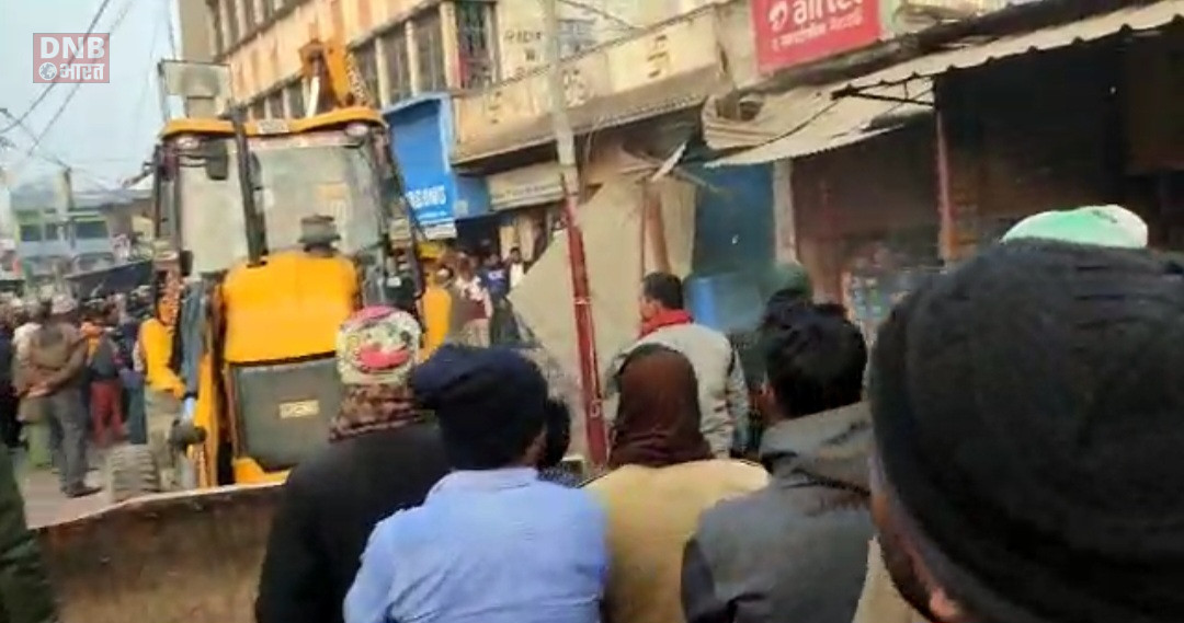 बरौनी नगर परिषद के राजेन्द्र रोड में गैरकानूनी तरीके से तेघड़ा अनुमंडल प्रशासन के द्वारा किया गया अतिक्रमण के नाम पर तोड़फोड़ 3