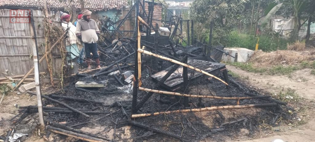बछवाड़ा में फूस के घर में लगी आग,हजारों रुपए मूल्य की संपत्ति जलकर हुआ राख,पीड़ित ने थाना में आवेदन देकर असामाजिक तत्वों द्वारा आग लगाने का लगाया आरोप 3