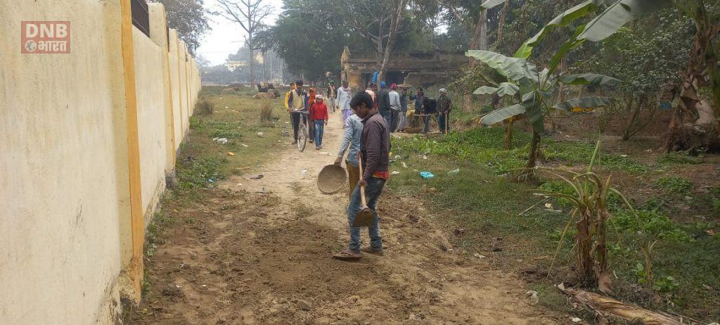 बछवाड़ा प्रखंड कार्यालय परिसर में जनसहयोग से निर्माण किये गए सड़क में जेई द्वारा स्टीमेट बनाकर योजना चलाये जाने पर आम लोगो में आक्रोश 3