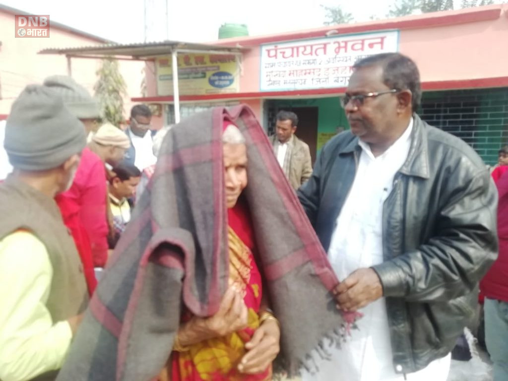 मुखिया इजहार अंसारी ने पंचायत परिसर में जरूरमंद लोगो के बीच किया कंबल वितरण 2