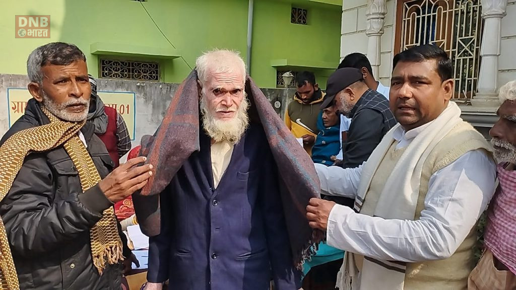 मंसुचक प्रखंड के समसा एक पंचायत मुखिया दिनेश कुमार राय ने किया कंबल वितरण 2