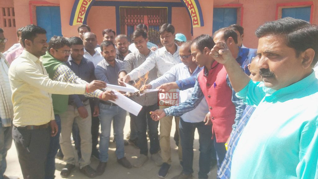 बछवाड़ा बीआरसी कार्यालय परिसर में वेतन कटौती एवं वेतन पुनर्निर्धारण से संबंधित आदेश के विरोध में टीईटी/एसटीईटी शिक्षको ने किया प्रदर्शन 2