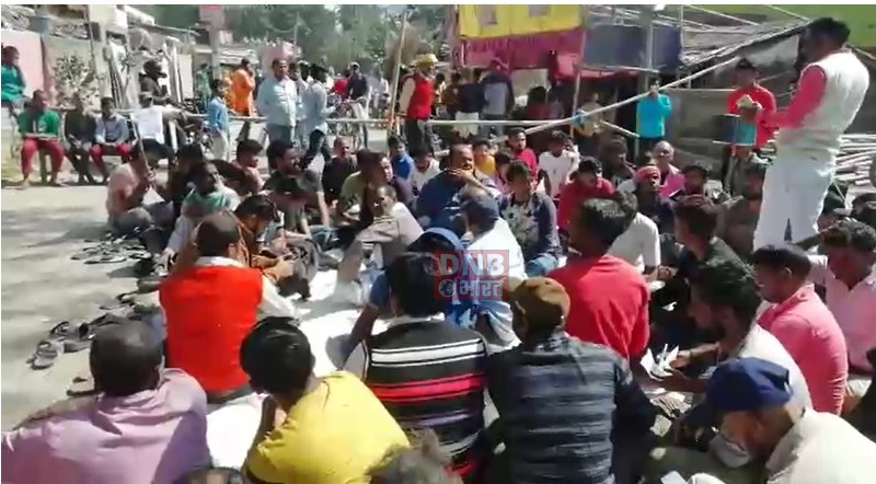अवैध वसूली,अभद्र व्यवहार तथा झूठे मुकदमे में फंसाने की धमकी की वजह से आक्रोशित लोगों ने समसा दलसिंहसराय पथ को थाना के खिलाफ किया जाम 2