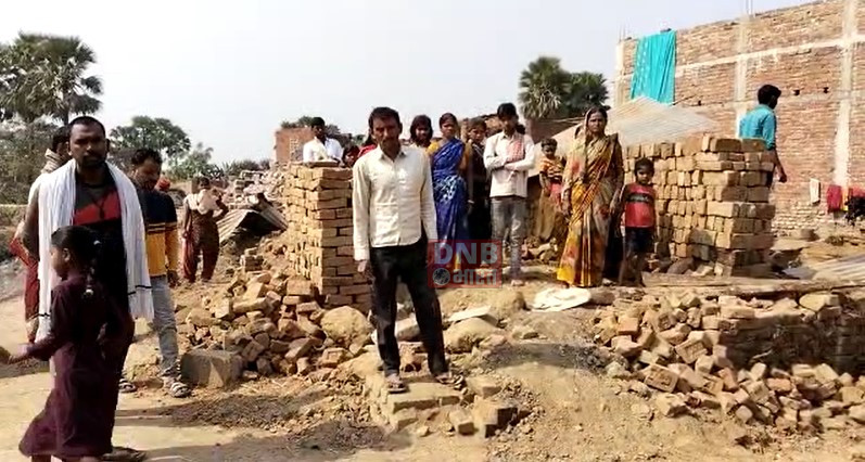आधे दर्जन से अधिक मकानों को प्रशासन के द्वारा अतिक्रमण के नाम पर किया ध्वस्त, ग्रामीणों में काफी आक्रोश 5