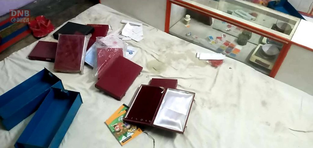 बछवाड़ा के बैंक बाजार में अज्ञात चोरों ने लक्ष्मी ज्वेलर्स का ताला तोड़कर पचास हजार रुपये से ज्यादा की जेवरात चोरी 2