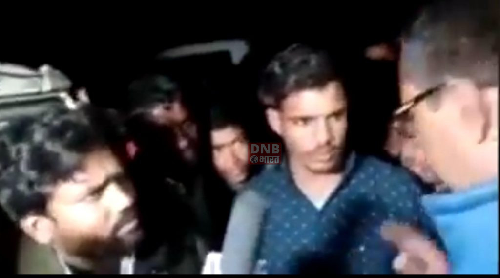समस्तीपुर में छापेमारी करने गयी बेगूसराय जिले के तेघड़ा अनुमंडल डीएसपी को ग्रामीणों ने घेरा 2