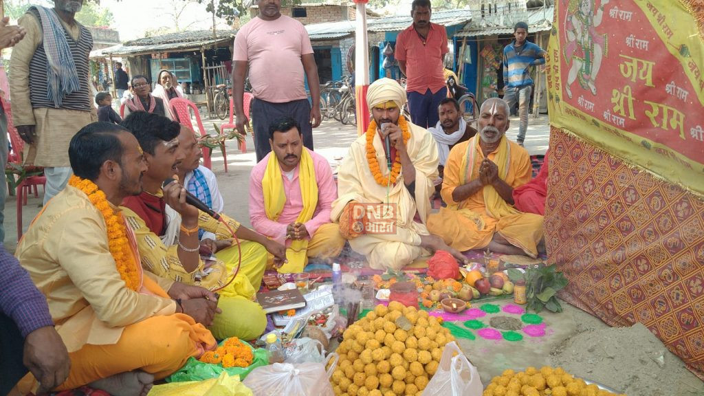 बछवाड़ा के कादराबाद गांव स्थित दुर्गा मंदिर के परिसर में नौ दिवसीय शतचंडी नौ कुण्डीय महायज्ञ को लेकर किया गया ध्वजारोहण 3