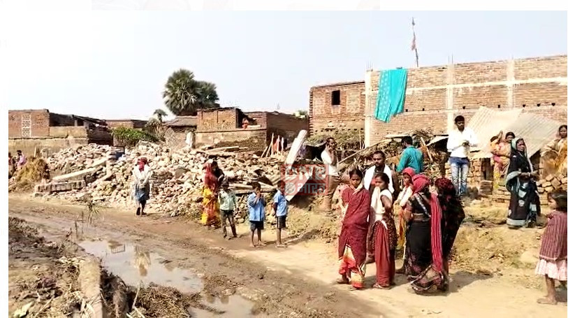 आधे दर्जन से अधिक मकानों को प्रशासन के द्वारा अतिक्रमण के नाम पर किया ध्वस्त, ग्रामीणों में काफी आक्रोश 3