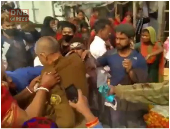 टोटो चालक की पुलिस ने की पिटाई, घटना से आक्रोशित लोगों ने दरोगा की जमकर कर दी धुनाई 3