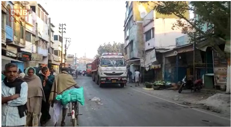 हत्या के विरोध में सड़क जाम, परिजन एवं ग्रामीणों का अपराधियों की गिरफ्तारी और मुआवजे की है मांग 3