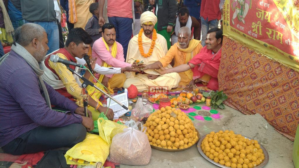 बछवाड़ा के कादराबाद गांव स्थित दुर्गा मंदिर के परिसर में नौ दिवसीय शतचंडी नौ कुण्डीय महायज्ञ को लेकर किया गया ध्वजारोहण 4