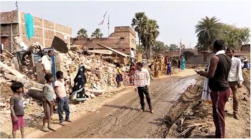 आधे दर्जन से अधिक मकानों को प्रशासन के द्वारा अतिक्रमण के नाम पर किया ध्वस्त, ग्रामीणों में काफी आक्रोश 4