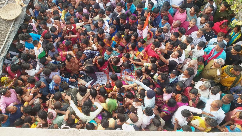 बछवाड़ा के बीएसएफ जवान का शव गाँव पहुंचते ही परिजनों में मची चीख-पुकार,विधानसभा के प्रतिपक्ष के नेता विजय सिन्हा समेत हजारो लोगो की उमड़ी श्रद्धांजली देने के लिए भीड़,शहीद को देखने के बाद सभी की आंखे हुई नम 2