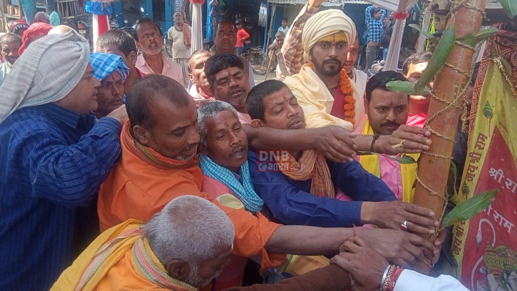 बछवाड़ा के कादराबाद गांव स्थित दुर्गा मंदिर के परिसर में नौ दिवसीय शतचंडी नौ कुण्डीय महायज्ञ को लेकर किया गया ध्वजारोहण 2