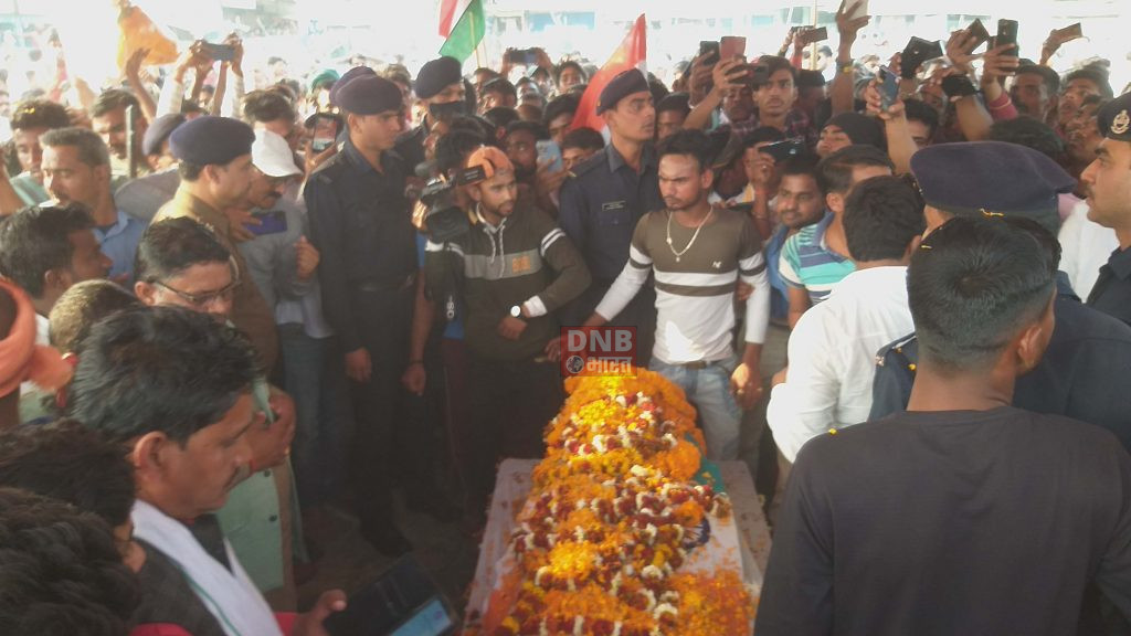 बछवाड़ा के बीएसएफ जवान का शव गाँव पहुंचते ही परिजनों में मची चीख-पुकार,विधानसभा के प्रतिपक्ष के नेता विजय सिन्हा समेत हजारो लोगो की उमड़ी श्रद्धांजली देने के लिए भीड़,शहीद को देखने के बाद सभी की आंखे हुई नम 3