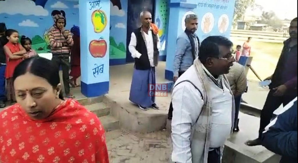 बछवाड़ा के मुरलीटोल विद्यालय में प्रधानाध्यापक और शिक्षकों का हुआ विवाद, सभी छात्र वर्ग कक्षा से निकले, ग्रामीणों ने किया बीच बचाव 6