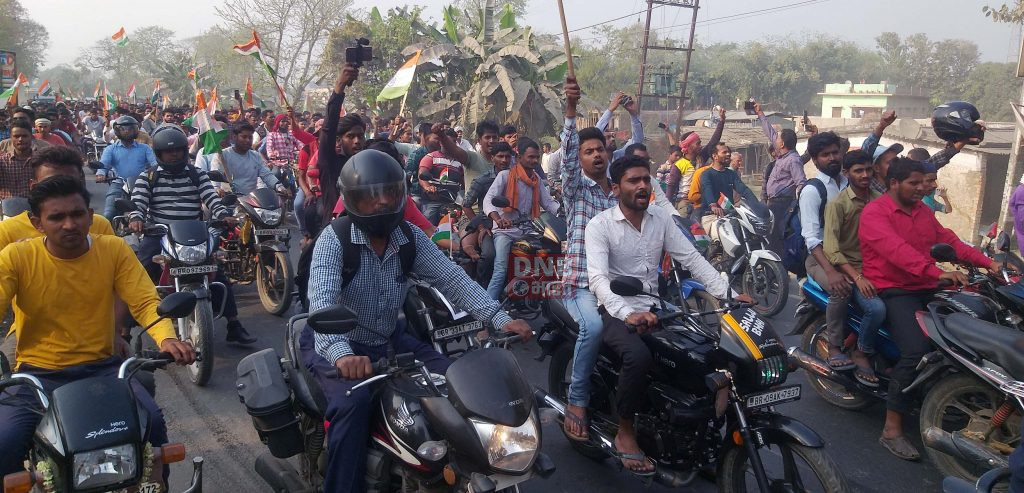 बछवाड़ा के बीएसएफ जवान का शव गाँव पहुंचते ही परिजनों में मची चीख-पुकार,विधानसभा के प्रतिपक्ष के नेता विजय सिन्हा समेत हजारो लोगो की उमड़ी श्रद्धांजली देने के लिए भीड़,शहीद को देखने के बाद सभी की आंखे हुई नम 6