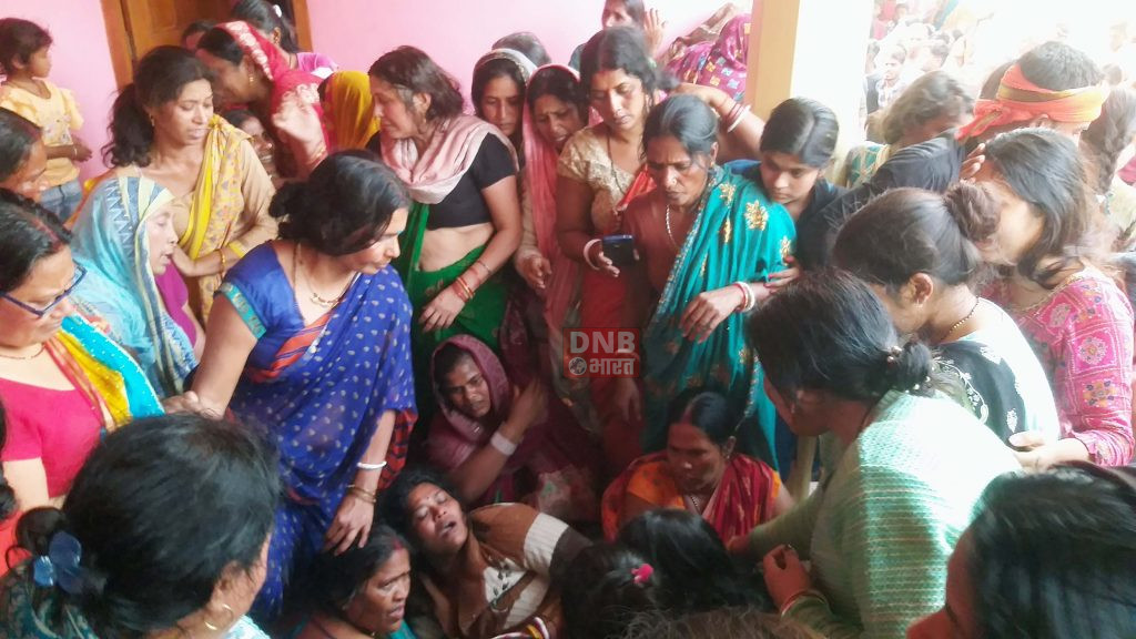 बछवाड़ा के बीएसएफ जवान का शव गाँव पहुंचते ही परिजनों में मची चीख-पुकार,विधानसभा के प्रतिपक्ष के नेता विजय सिन्हा समेत हजारो लोगो की उमड़ी श्रद्धांजली देने के लिए भीड़,शहीद को देखने के बाद सभी की आंखे हुई नम 4