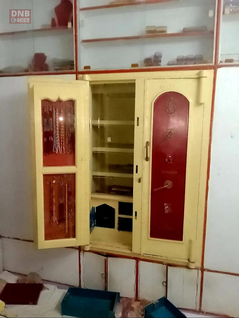 बछवाड़ा के बैंक बाजार में अज्ञात चोरों ने लक्ष्मी ज्वेलर्स का ताला तोड़कर पचास हजार रुपये से ज्यादा की जेवरात चोरी 3