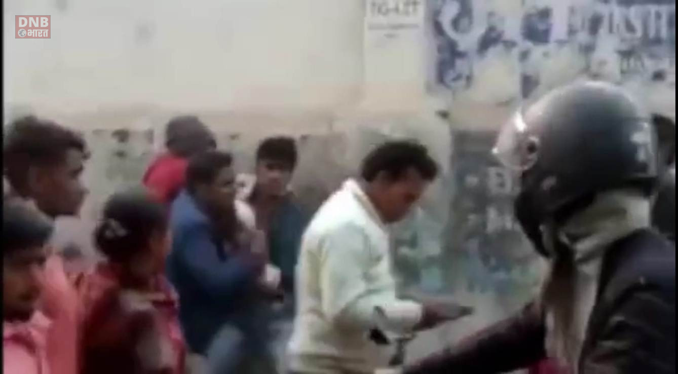 उत्पाद पुलिस और शराब की होम डिलीवरी करने वाले युवक के साथ हाथापाई 3