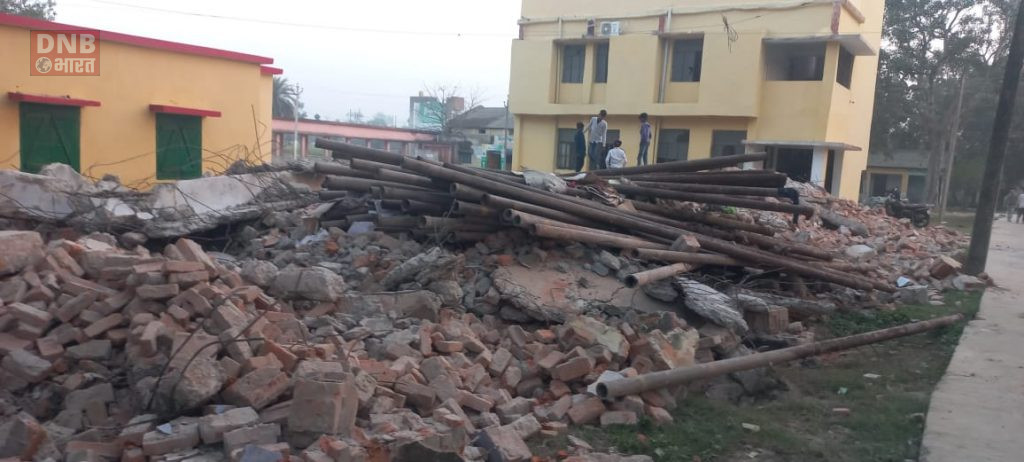 समाधान यात्रा को लेकर बछवाड़ा प्रखंड कार्यालय परिसर में किया जा रहा है सौन्दर्यीकरण का कार्य,किसानों को अनुदानित दर पर दिए जाने वाले नलकूप पाइप को मलबे के अंदर दबाये जाने पर किसानो में आक्रोश 2