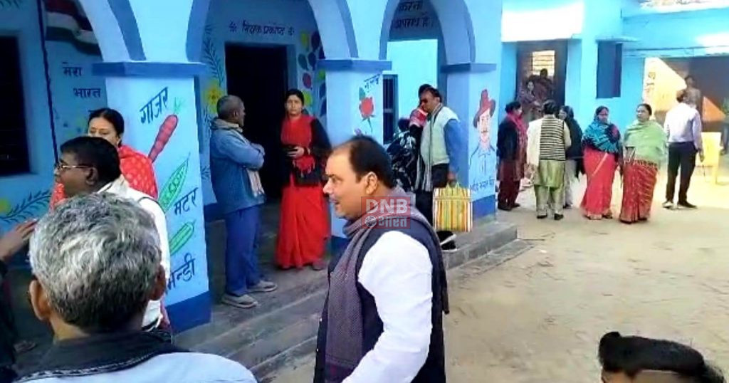 बछवाड़ा के मुरलीटोल विद्यालय में प्रधानाध्यापक और शिक्षकों का हुआ विवाद, सभी छात्र वर्ग कक्षा से निकले, ग्रामीणों ने किया बीच बचाव 3