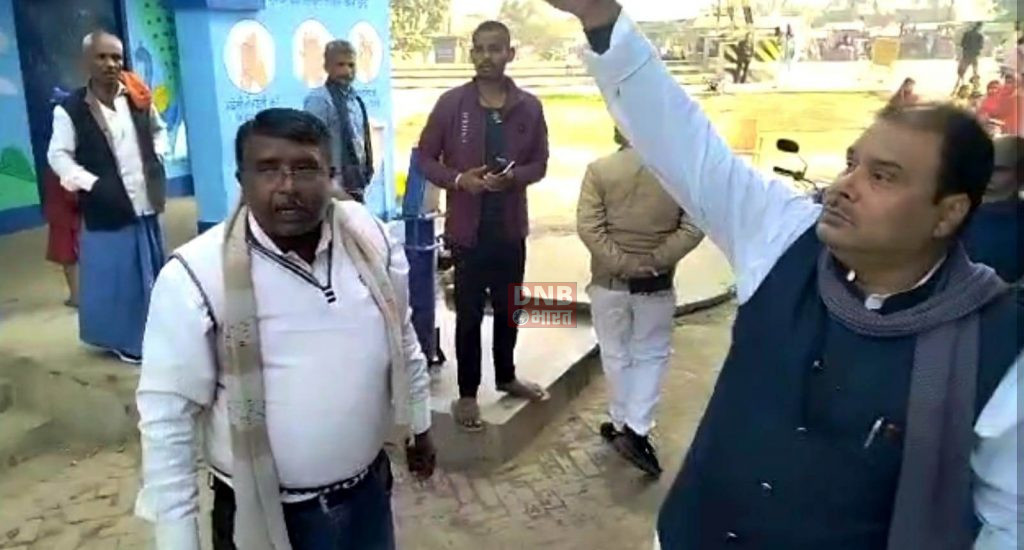 बछवाड़ा के मुरलीटोल विद्यालय में प्रधानाध्यापक और शिक्षकों का हुआ विवाद, सभी छात्र वर्ग कक्षा से निकले, ग्रामीणों ने किया बीच बचाव 4