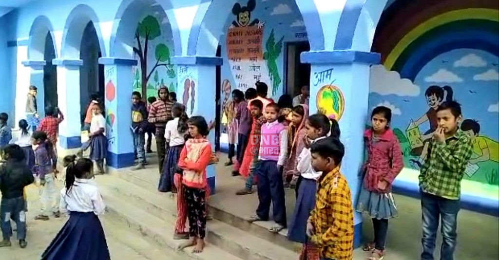 बछवाड़ा के मुरलीटोल विद्यालय में प्रधानाध्यापक और शिक्षकों का हुआ विवाद, सभी छात्र वर्ग कक्षा से निकले, ग्रामीणों ने किया बीच बचाव 2